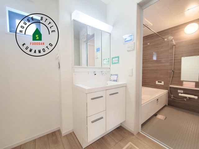 菊池郡菊陽町第2-2棟（1号棟）　の脱衣所|ゆとりの洗面スペースで朝の身支度もスムーズに。暮らしを快適に変えるシャワー付洗面台です！