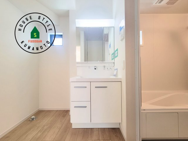 菊池郡菊陽町第2-2棟（1号棟）　の独立洗面台|毎日使うものだから清潔な空間を保ちたい水回り。洗面にはそんな願いを解消させてくれる収納アイデアが満載です。三面鏡の裏側にはキャビネットが現れ小物から背の高い物まで収納できます。