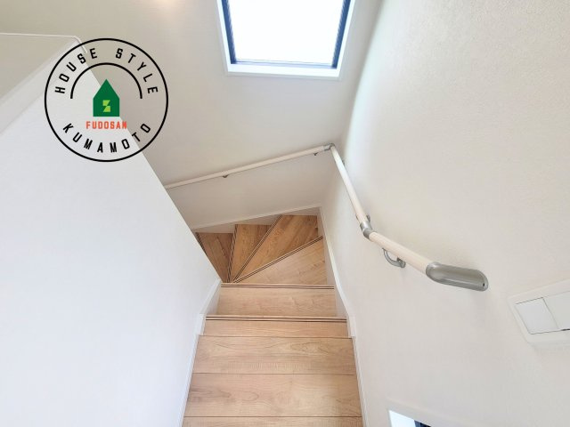 菊池郡菊陽町第2-2棟（1号棟）　の内装|＜手すり付階段＞手すりがないと階段の昇り降りで危険なことはもちろん、壁に手をつきながら歩くことで壁紙が汚れやすくなります。すべての方に快適に昇り降りしていただくため、手すりを設置しました。