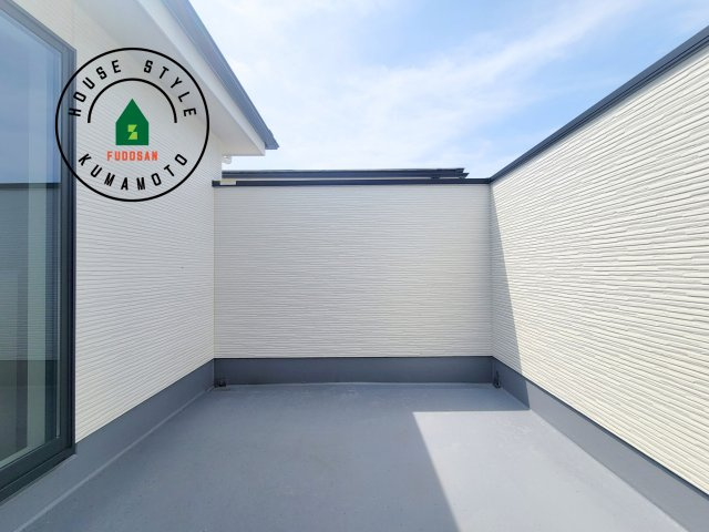 菊池郡菊陽町第2-2棟（1号棟）　のバルコニー|風をしっかりと感じられるバルコニーでは、毎日が洗濯日和です。広々としているので洗濯も楽しくなるでしょうし、気分転換にバルコニーからの眺めを楽しむのもいいでしょう。