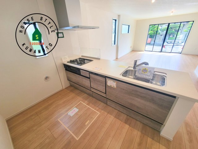 菊池郡菊陽町第2-2棟（1号棟）　のキッチン|ご家族を近くに感じられる対面キッチンのLDK。会話もはずみそうですね。