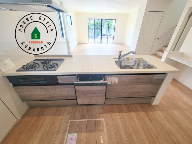 菊池郡菊陽町第2-2棟（1号棟）　のキッチン|ダイニングテーブルへの配膳がラクラク、お料理はかどるカウンター付きシステムキッチン！