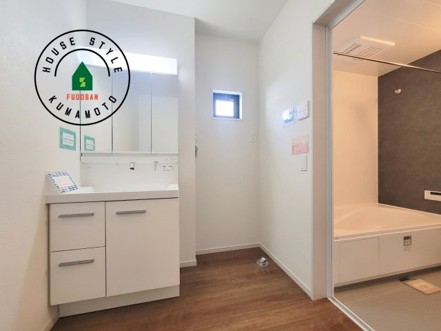 菊池郡菊陽町第2-2棟（2号棟）　の脱衣所|ゆとりの洗面スペースで朝の身支度もスムーズに。暮らしを快適に変えるシャワー付洗面台です！
