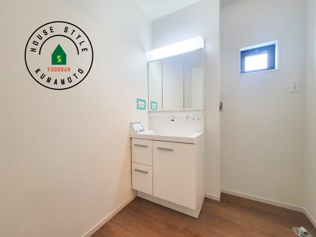 菊池郡菊陽町第2-2棟（2号棟）　の独立洗面台|毎日使うものだから清潔な空間を保ちたい水回り。洗面にはそんな願いを解消させてくれる収納アイデアが満載です。三面鏡の裏側にはキャビネットが現れ小物から背の高い物まで収納できます。