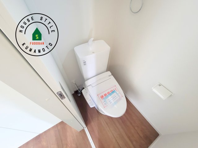 菊池郡菊陽町第2-2棟（2号棟）　のトイレ|温水洗浄便座を完備しております。2ヶ所にトイレがあるのは朝の慌ただしい時間も安心です。