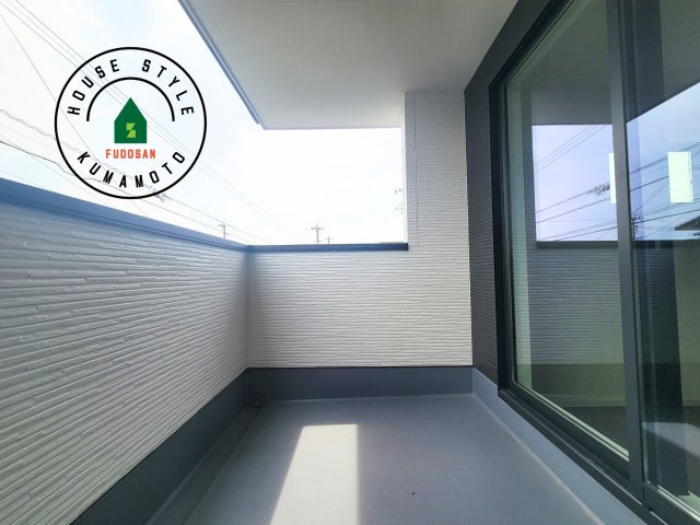 菊池郡菊陽町第2-2棟（2号棟）　のバルコニー|風をしっかりと感じられるバルコニーでは、毎日が洗濯日和です。広々としているので洗濯も楽しくなるでしょうし、気分転換にバルコニーからの眺めを楽しむのもいいでしょう。