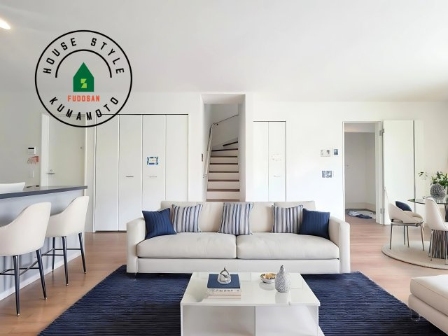 菊池郡菊陽町第2-2棟（2号棟）　の居間・リビング|キッチンからリビングをしっかり確認できます。家族の笑顔があふれる空間になりそうですね。※家具はCGを合成したものです。