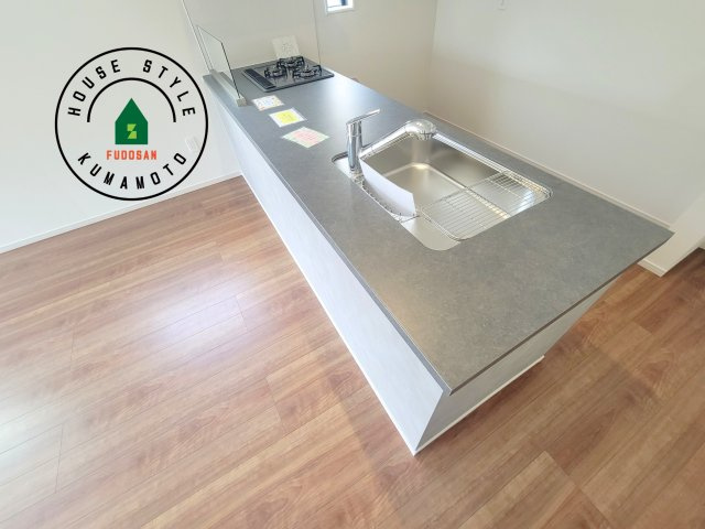 菊池郡菊陽町第2-2棟（2号棟）　のダイニング|キッチンから立ち込める香りが今日の料理を期待させます。