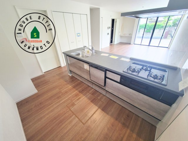 菊池郡菊陽町第2-2棟（2号棟）　のキッチン|ご家族を近くに感じられる対面キッチンのLDK。会話もはずみそうですね。