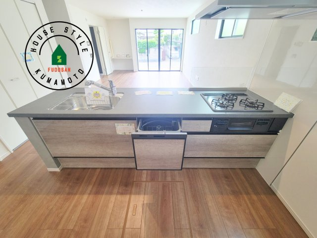 菊池郡菊陽町第2-2棟（2号棟）　のキッチン|ダイニングテーブルへの配膳がラクラク、お料理はかどるカウンター付きシステムキッチン！