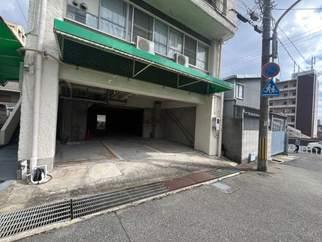 ティーズコート甲南山手の駐車場