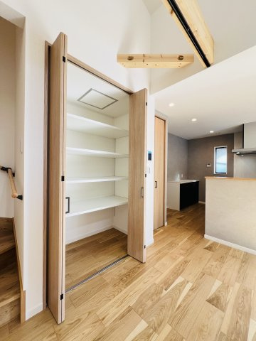 湘南スタイリッシュHouse in辻堂（茅ヶ崎）のその他|Ｂ棟：リビング収納