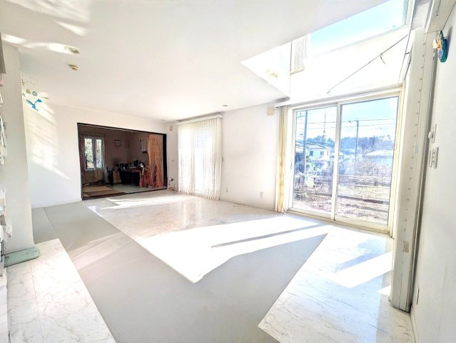 あきる野市舘谷　中古戸建の居間・リビング|吹き抜けがある20帖超えのLDKです！