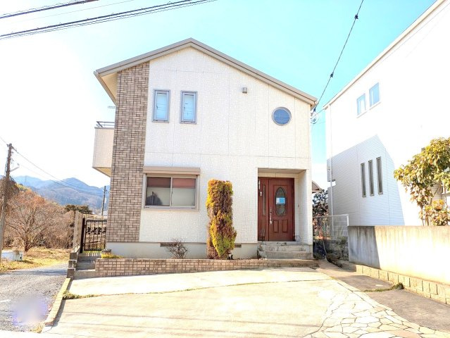 あきる野市舘谷　中古戸建の外観|カースペース３台分ございます！