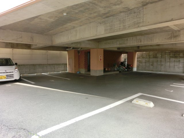 ベア・シャトーの駐車場|同物件、別部屋写真