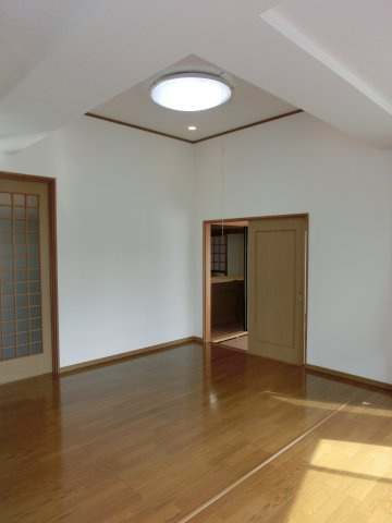 ベア・シャトーの居間・リビング|同物件、別部屋写真