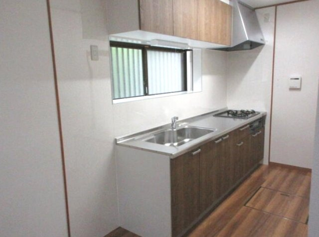 千葉市緑区土気町　中古戸建のキッチン|内外装リフォーム済み令和7年2月  5LDK  駐車2台可（車種制限あり） 上下水都市ガス 
