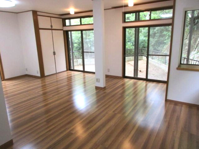 千葉市緑区土気町　中古戸建の居間・リビング|内外装リフォーム済み令和7年2月  5LDK  駐車2台可（車種制限あり） 上下水都市ガス 