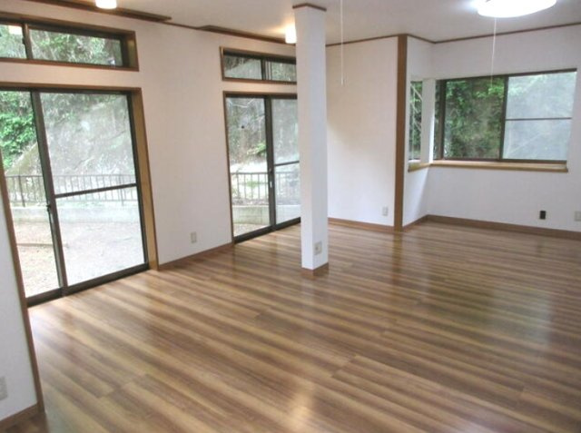 千葉市緑区土気町　中古戸建の居間・リビング|内外装リフォーム済み令和7年2月  5LDK  駐車2台可（車種制限あり） 上下水都市ガス 