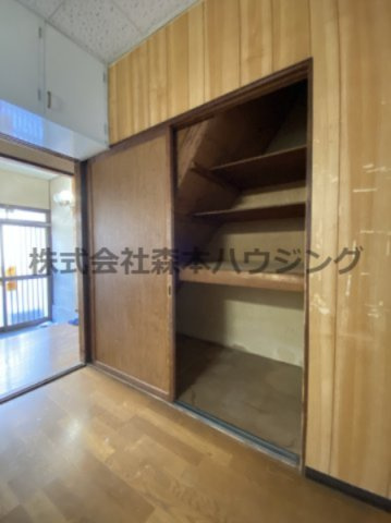 【収納】 | 　寝屋川市河北中町連棟住宅 | 便利な階段下収納です