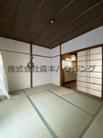 【和室】 | 　寝屋川市河北中町連棟住宅 | 日本らしい落ち着いた雰囲気の和室です
1階