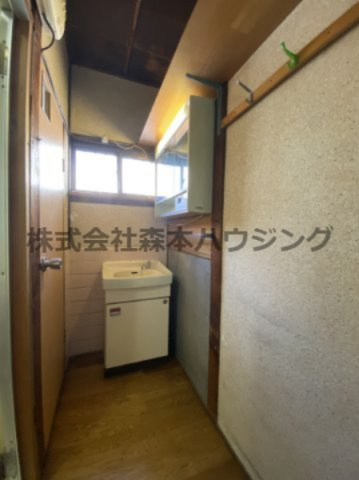 【洗面所】 | 　寝屋川市河北中町連棟住宅 | ゆったりとスペースのある洗面所