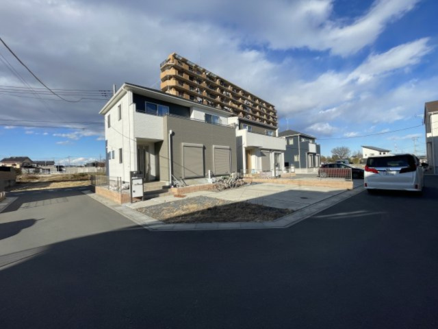 【前面道路含む現地写真】 | 熊谷市村岡　中古戸建