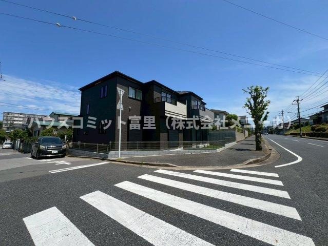 成田市橋賀台Ⅳ　１号棟　新築戸建て　全2棟　の前面道路含む現地写真