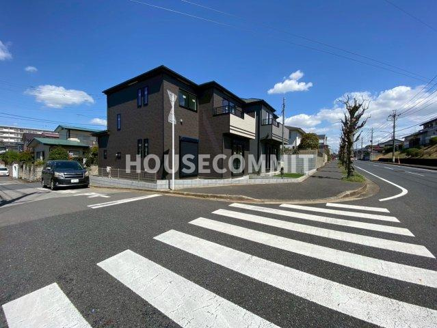 成田市橋賀台Ⅳ　１号棟　新築戸建て　全2棟　の前面道路含む現地写真