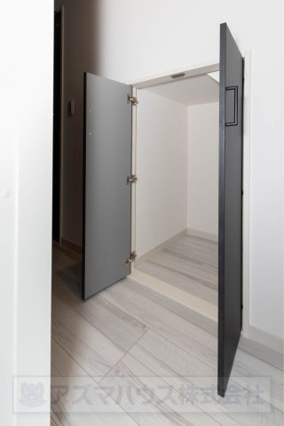 【収納】 | ライフフィールド草尾Ⅳ | 階段下のスペースも無駄にしません！季節物や使用頻度の低い物などが片付けられる、収納スペースとしてもご使用いただけます。