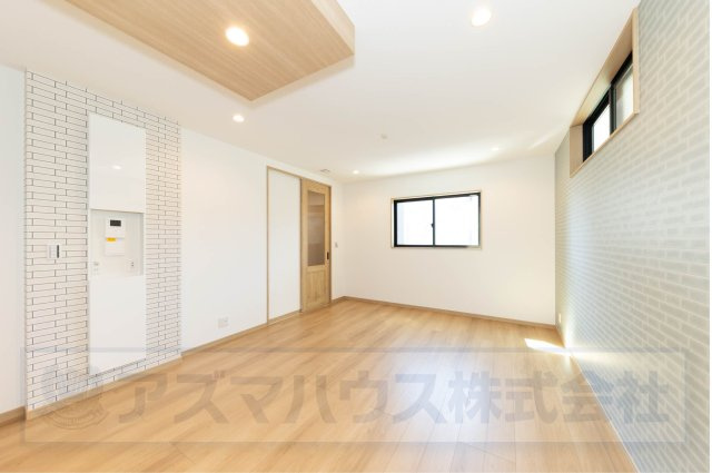 【居間・リビング】 | ライフフィールド草尾Ⅳ | リビング・ダイニング・キッチンの3面床暖房が標準仕様。快適なリビングでは家族と過ごす時間も増えそうですね！