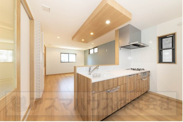 【キッチン】 | ライフフィールド草尾Ⅳ | フライパンや大きなお鍋の取り出しもスムーズなスライド式収納付き！収納豊富で調理スペースが片付きます。