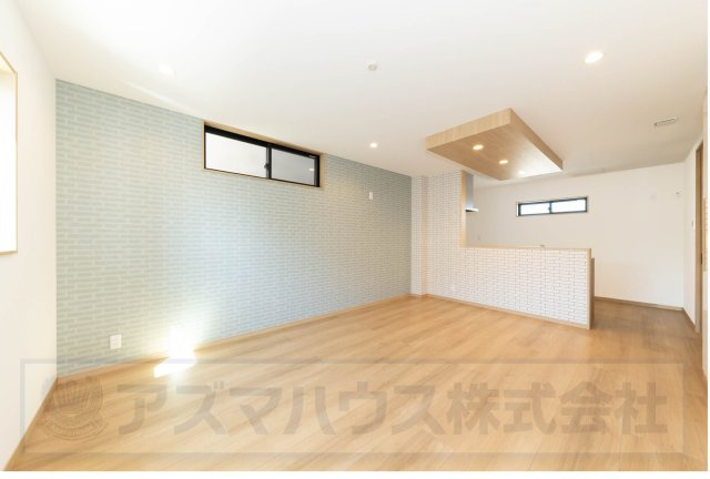 【居間・リビング】 | ライフフィールド草尾Ⅳ | 対面式キッチンを採用し、調理中でもリビングダイニングを見渡せます！お子様が遊んでいても安心してお過ごしいただけます。