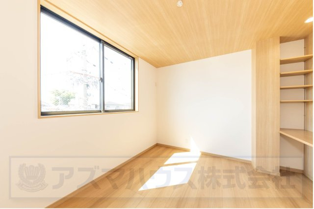 【洋室】 | ライフフィールド草尾Ⅳ | 木目調のフローリングが、柔らかな印象を与えてくれている洋室6.3帖。のんびりと寛げるプライベート空間です。