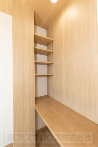 【洋室】 | ライフフィールド草尾Ⅳ | 洋室6.3帖。クローゼットの他にカウンターも設けました！手元を照らす照明付きで、お仕事やお勉強も捗りますね。