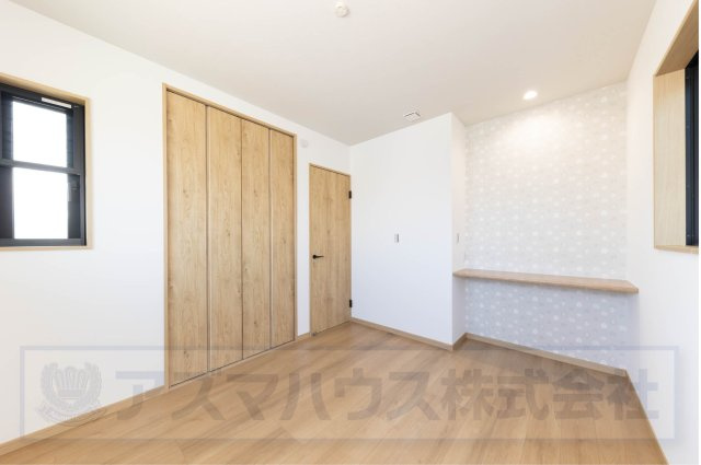 【洋室】 | ライフフィールド草尾Ⅳ | 洋室5.6帖。クローゼット+カウンター付き！お部屋を片付けられ、居住空間を有効的にご活用いただけます。