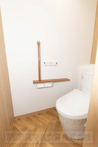 【トイレ】 | ライフフィールド草尾Ⅳ | 寒い冬でも温かい便座とシャワーで快適にご使用いただける温水洗浄便座付トイレ。1階と2階に設置し、混雑回避！