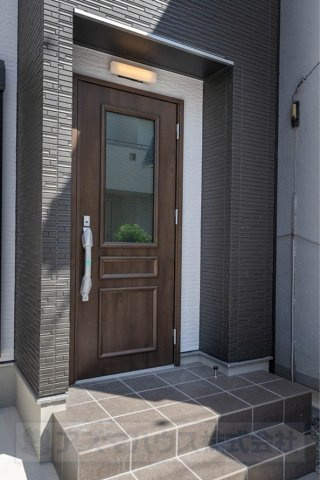【玄関】 | ライフフィールド草尾Ⅳ | 雨の日のお出かけも濡れずに鍵の開閉が可能なポーチ付き玄関！生活利便施設が徒歩10分圏内に揃い、生活環境も良好です！小、中学校まで徒歩5分！