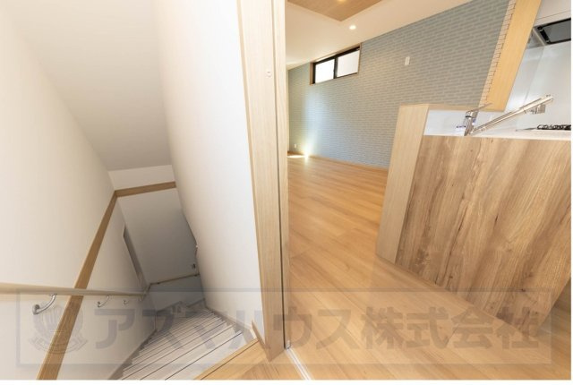 【内装】 | ライフフィールド草尾Ⅳ | 階段部分には手すり付き！転倒防止、転落防止など、階段の上り下りをサポートし安全性を高めてくれます。