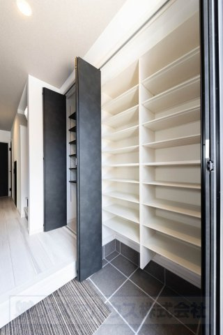 【玄関】 | ライフフィールド草尾Ⅳ | 大容量の玄関収納付き！脱いだ靴をすぐに片付けられ、散らかりがちな玄関周りがスッキリ！綺麗な空間を保つことができますね。