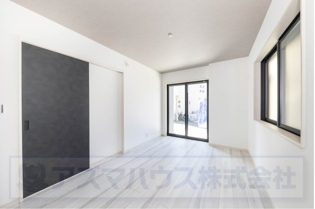 【寝室】 | ライフフィールド草尾Ⅳ | 1階に配した洋室6.7帖。大型ベッドも設置可能でご夫婦の寝室にもオススメ！大きなベッドでお子様も一緒にお休みになれます。