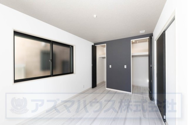 【寝室】 | ライフフィールド草尾Ⅳ | 洋室6.7帖のクローゼットは2つに区切られています。季節ごとやご夫婦での使い分けにも便利ですね！