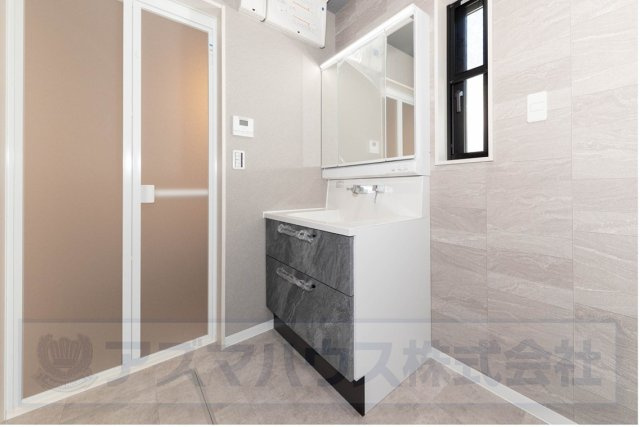 【独立洗面台】 | ライフフィールド草尾Ⅳ | 鏡裏やボウル下に収納スペースのある三面鏡付き洗面化粧台。鏡が大きく、お子様と並んでの身支度もOK！