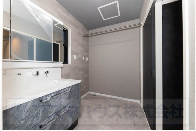 【ランドリースペース】 | ライフフィールド草尾Ⅳ | 洗面室はゆとりの広さを確保し、室内干しスペースもご用意！梅雨時期でも天候を気にせずにお洗濯が可能です。