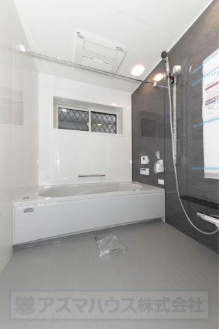 【浴室】 | ライフフィールド草尾Ⅳ | 足を伸ばしてゆったりと湯船に浸かれる広々バスルーム。ご家族一緒に、癒しのバスタイムをお楽しみください！