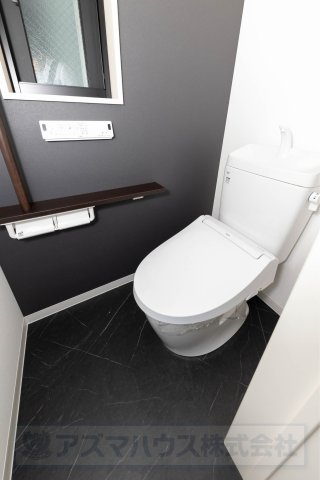 【トイレ】 | ライフフィールド草尾Ⅳ | カバーなしでも便座はポカポカな温水洗浄便座付トイレ。汚れてもサッと一拭きで綺麗に！お掃除簡単で衛生的ですね。