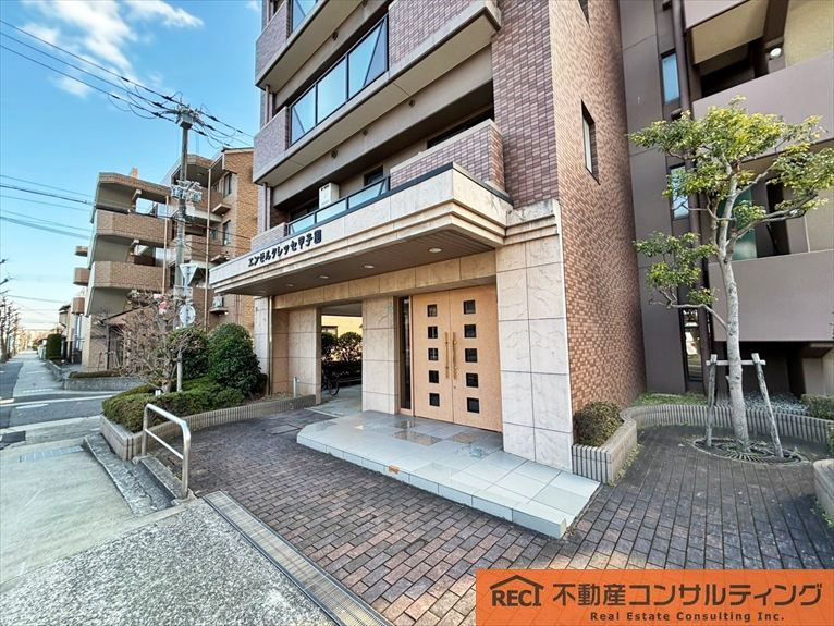 エンゼルクレッセ甲子園のエントランス