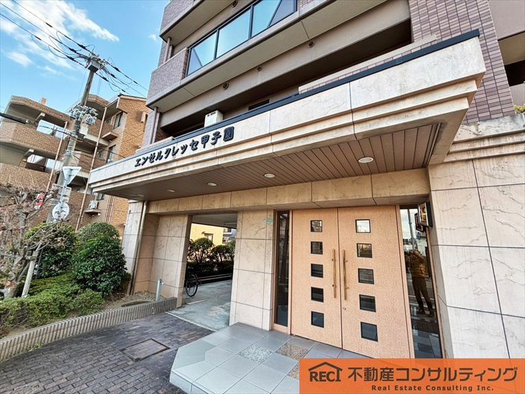 エンゼルクレッセ甲子園のエントランス