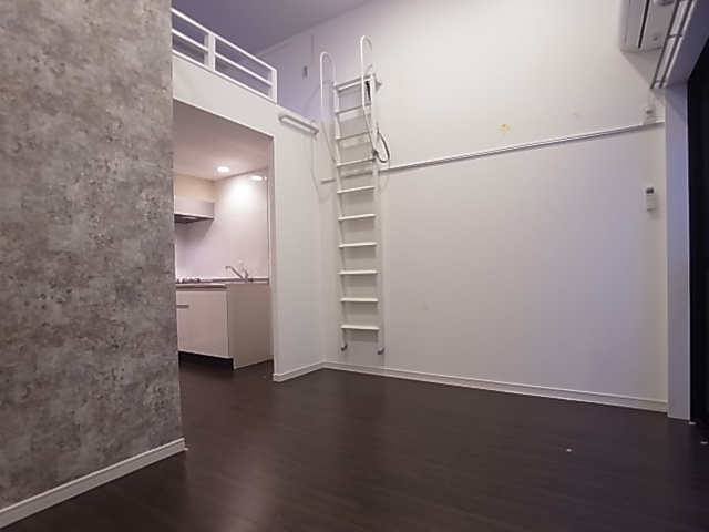 神戸市兵庫区北逆瀬川町のアパートの居間・リビング|リビング