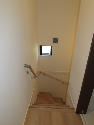 ウイングスカイ南大塚未入居戸建　全10棟のその他|陽のたくさん入る窓のある階段